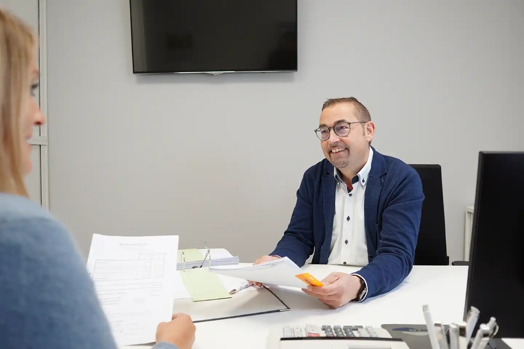 Jan Weber im persönlichen Beratungsgespräch