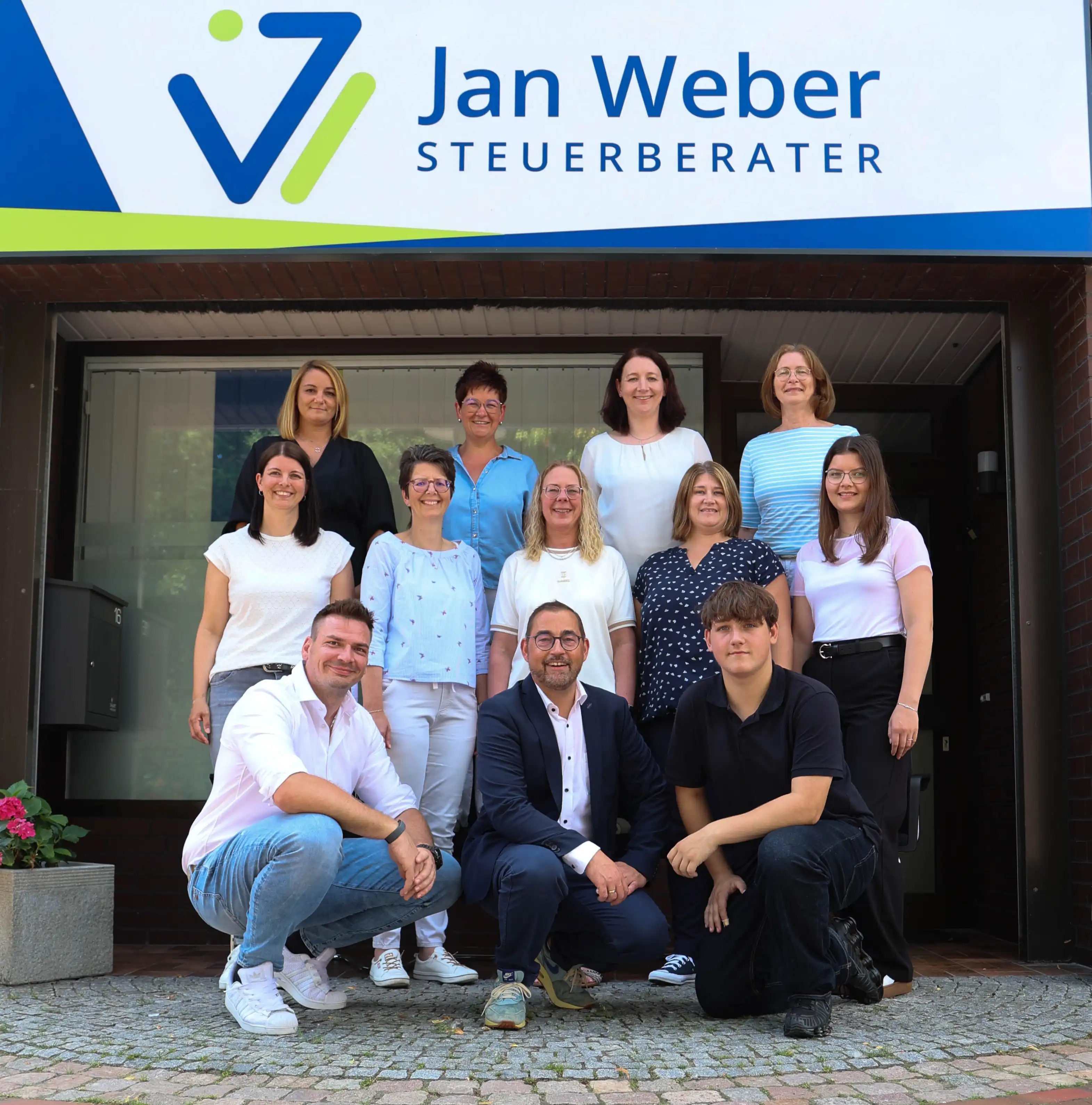 Team der Steuerkanzlei Jan Weber vor dem Büro in Bösel